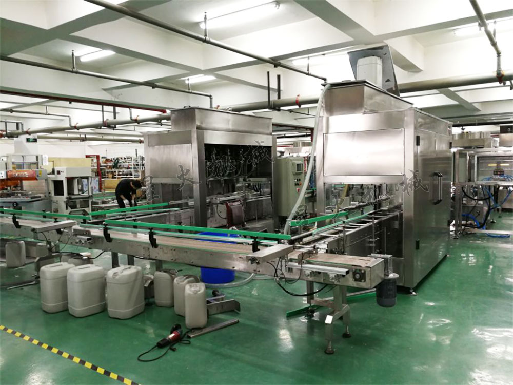 全自動調(diào)味汁灌裝機設(shè)備展示